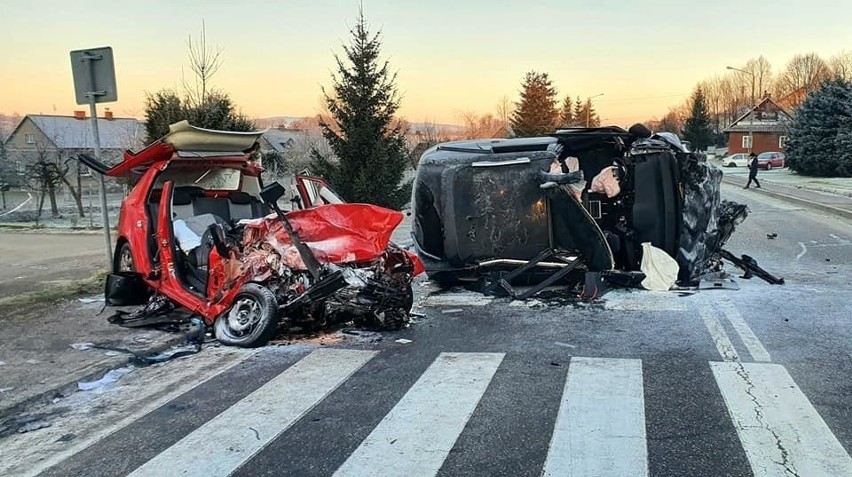 Nie żyją dwie osoby, dwie trafiły do szpitala. Tragiczny wypadek po zderzeniu hondy i skody w Bliznem [ZDJĘCIA]