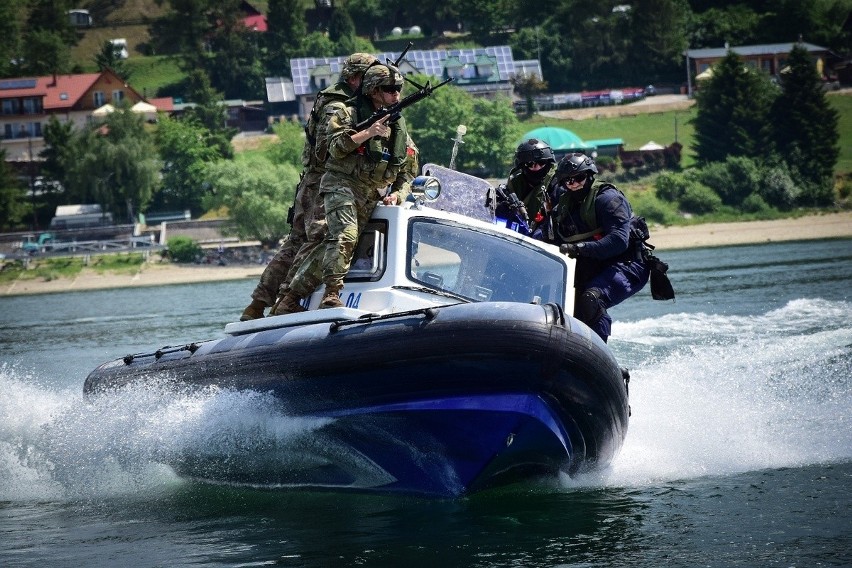 Strażacy, policjanci i żołnierze z Polski oraz USA szkolili się nad Jeziorem Solińskim z ratownictwa wodnego [ZDJĘCIA]