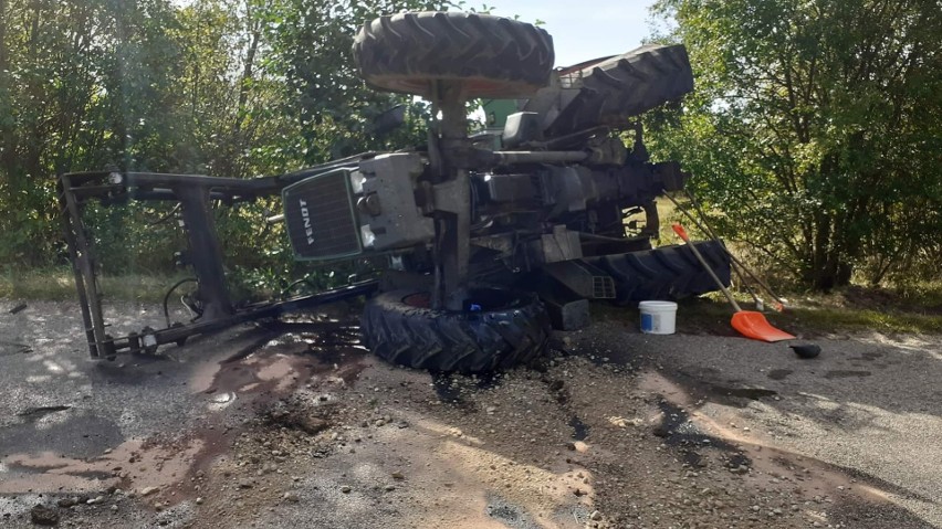 Wypadek na drodze Szczuczyn - Niećkowo. Osobówka zderzyła się z ciągnikiem. Dwie osoby w szpitalu