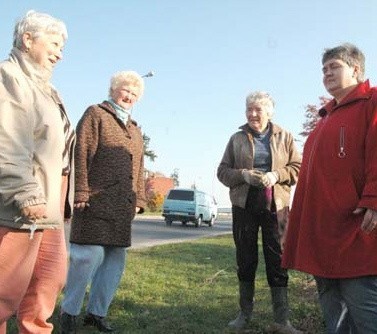 Maria Mariasz, Halina Helt, Janina Wróblewicz, Ewa Pawelec chcą, żeby na niebezpiecznym odcinku drogi przy ogrodach postawiono barierki.