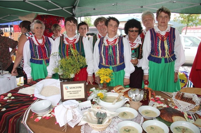 Panie z Koła Gospodyń Wiejskich Szewczanki prezentują zwycięskie danie, które przygotowały &#8211; szewczuchę zabielaną.