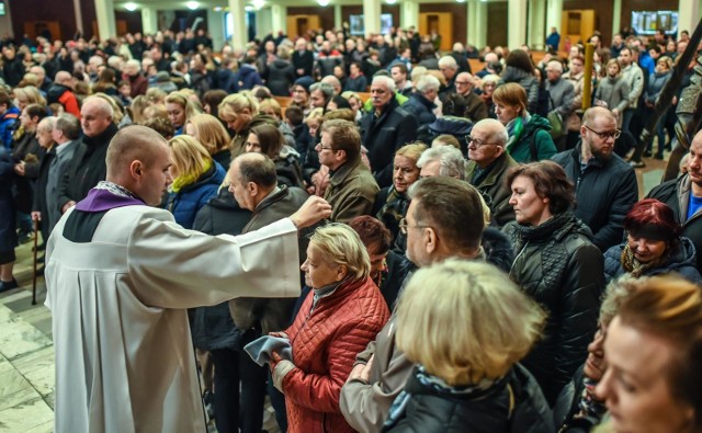 Czy w Środę Popielcową trzeba iść do kościoła? - zastanawiają się wierni.