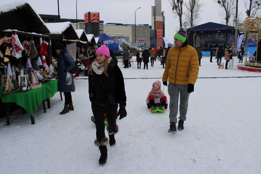W niedzielę radomianie ponownie przyszli na Jarmark Świąteczny w Radomiu. Mnóstwo osób na placu Jagiellońskim. Zobacz zdjęcia