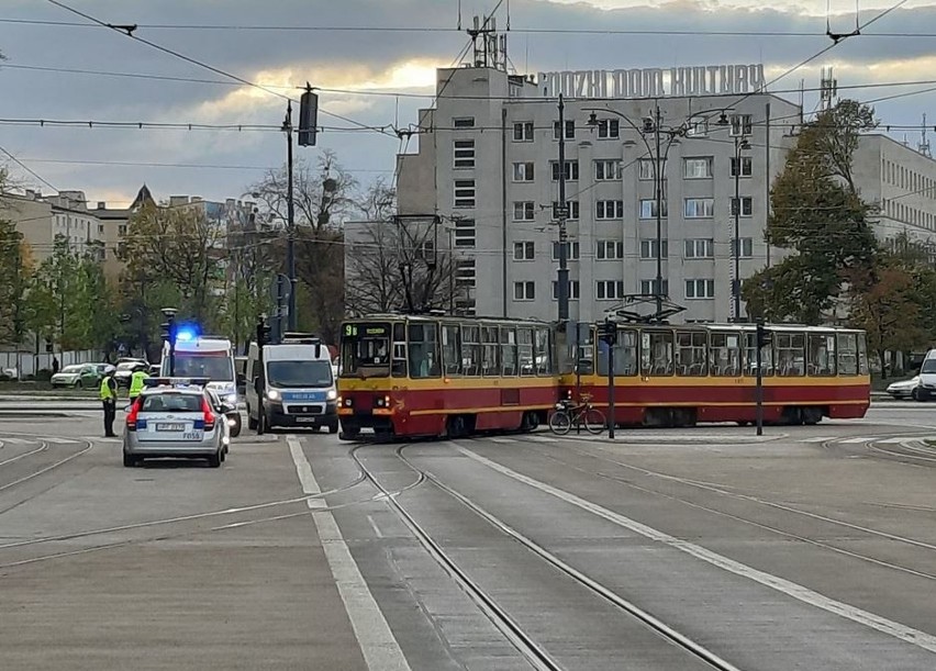 Tramwaj potrącił rowerzystę na ul. Kilińskiego w okolicy Dworca Fabrycznego ZDJĘCIA