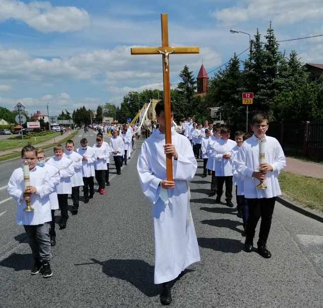 W czwartek, 3 czerwca, w parafii pod wezwaniem świętej Doroty w Wolanowie miała miejsce procesja Bożego Ciała. Pojawiło się na niej wielu wiernych, którzy przeszli ulicami miejscowości. Dopisała również pogoda.Kliknij w prawo, aby zobaczyć więcej zdjęć >>>>>