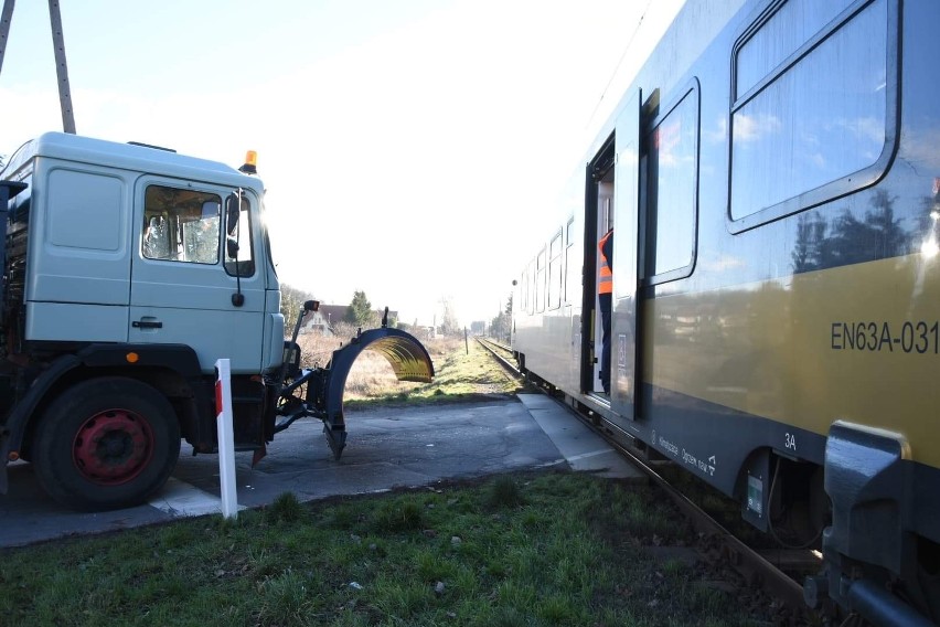 Niebezpieczny przejazd kolejowy. Piaskarka wjechała pod złoty pociąg [ZDJĘCIA] 