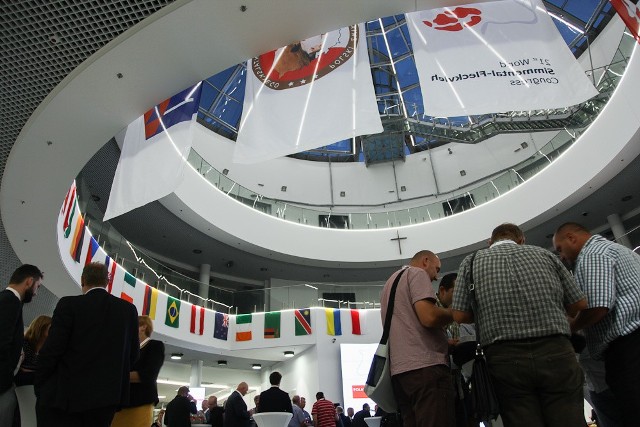 Międzynarodowy kongres hodowców simentali rozpoczął się w Centrum Wystawienniczo-Kongresowym w Jasionce k. Rzeszowa