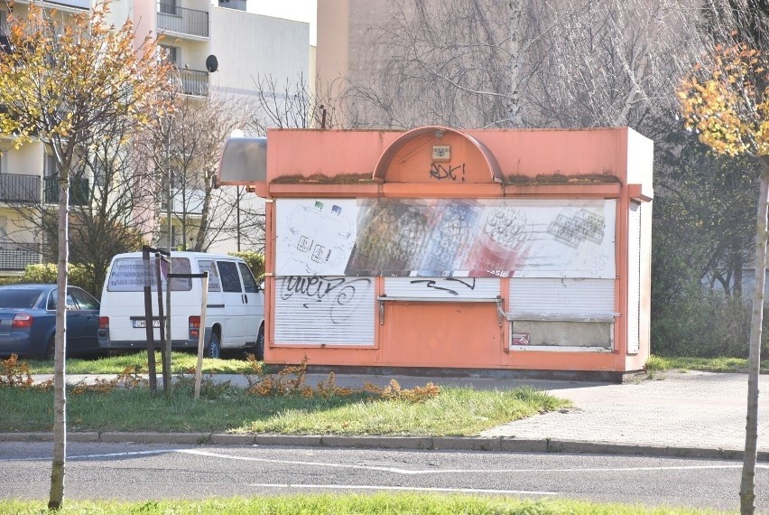 Mieszkańcy poskarżyli się na nieproszonych lokatorów nieczynnym kiosku w Malborku. Co na to władze miasta?
