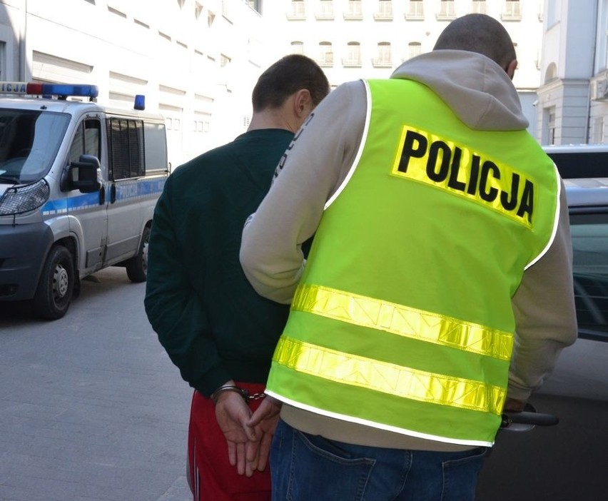 Awantura w mieszkaniu we Wrzeszczu. Rzucił się z nożem na własnego brata! Trafił do aresztu na trzy miesiące 