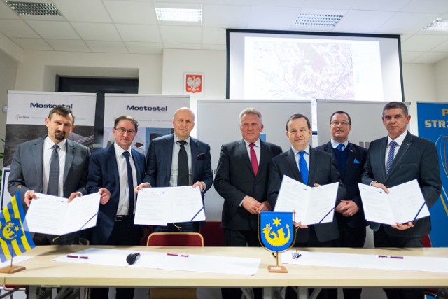 Umowa na budowę obwodnicy Strzyżowa została podpisana. Będzie miała ponad 6 km długości, a jej wartość to ok. 98 mln zł, zbuduje ją Grupa Mostostal Warszawa.