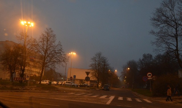 W tym miejscu, między ul. Konstytucyjną, a centrum handlowym przechodziłaby ul. Konstytucyjna, a nad al. Piłsudskiego powstałby wiadukt.