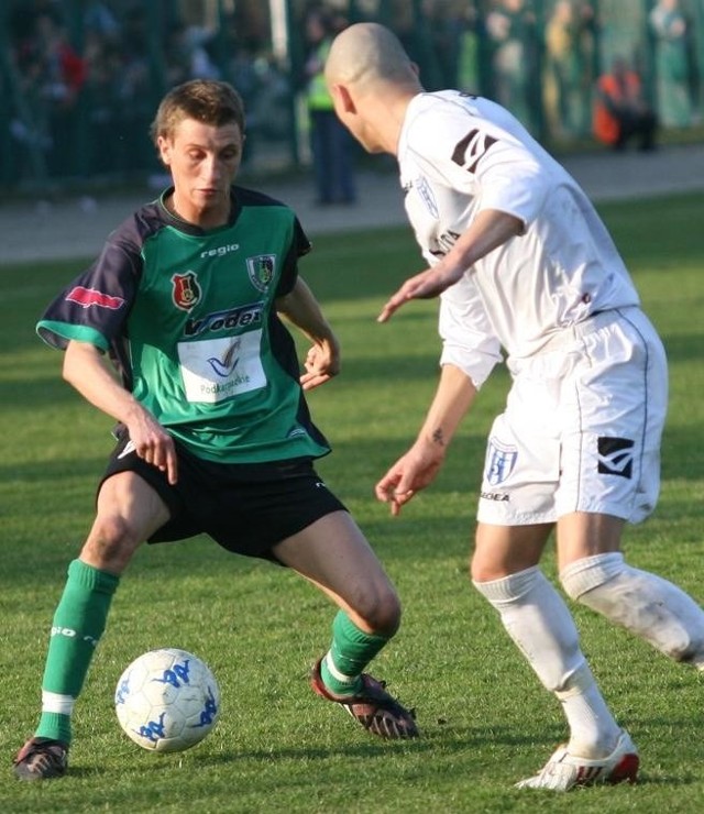 Piłkarze Stali Stalowa Wola (z piłką Kamil Karcz) zremisowali z Górnikiem w Łęcznej 0:0.