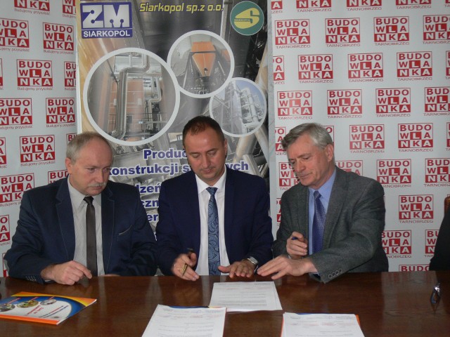 Porozumienie o współpracy podpisano w obecności dyrekcji zakładów Jerzego Lecha od lewej, Ryszarda Czajkowskiego z prawej i  dyrektora szkoły Rafała Sawickiego (w środku)