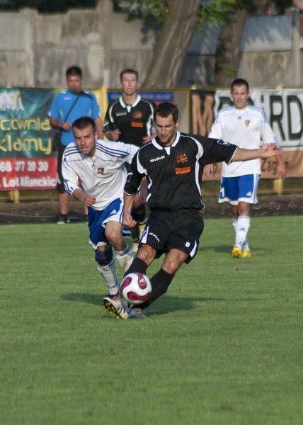 Dariusz Piechowiak (z prawej) w walce o piłkę z zawodnikiem Górnika