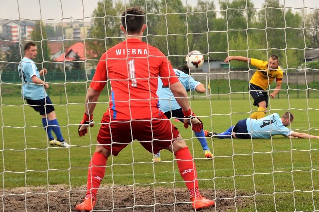 Im dalej w wiosnę, tym trzebińskim piłkarzom (żółte stroje) łatwiej przychodziło "dziurawienie" siatki bramki przeciwników.