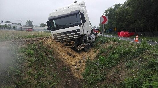 Motkowice. Wypadek ciężarówki z osobówką na drodze krajowej numer 78, jedna osoba nie żyje