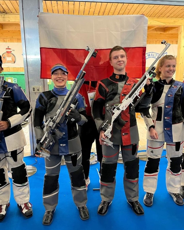 Na fotografii druga od lewej to Julia Ewa Piotrowska, reprezentantka Polski w strzelectwie na następnych Igrzyskach Olimpijskich