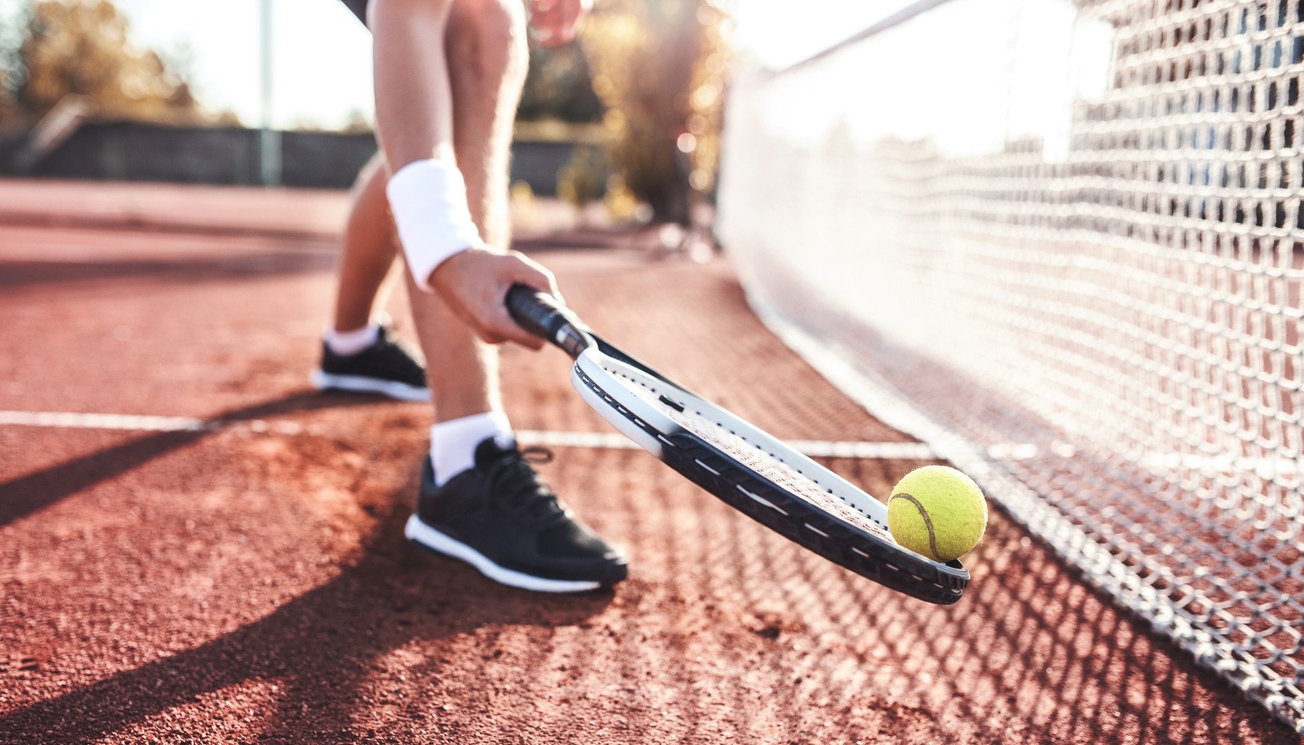 Jak dobrać odpowiednie buty do tenisa ziemnego? Obuwie na kort oraz na halę  sportową | Sportowy24