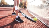 Jak dobrać odpowiednie buty do tenisa ziemnego? Obuwie na kort oraz na halę sportową