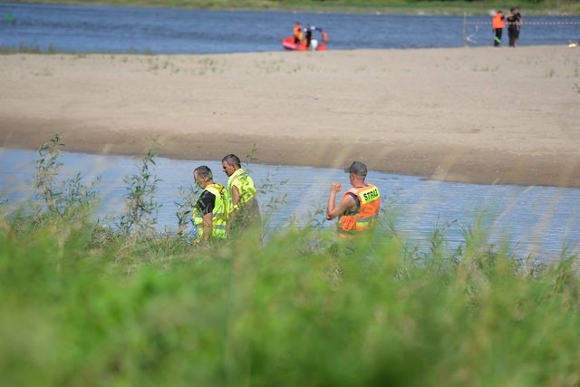 Jak informuje straż pożarna, w miejscowości Przypust w gminie Waganiec (pow. aleksandrowski) wyłowiono z Wisły ciało 29-letniego mężczyzny. Trwają poszukiwania drugiej osoby. Na miejscu jest 7 zastępów straży pożarnej, w tym grupa wodno-nurkowa. - O godz. 11.40 odebraliśmy zgłoszenie z Centrum Powiadamiania Ratunkowego, że w miejscowości Przypust na mierzei przy Wiśle znaleziono ubrania dwóch osób - mówi mł. asp. Michał Żbikowski, rzecznik prasowy KP PSP w Aleksandrowie Kujawskim. - Ubrania były mokre, toteż można było przypuszczać, że osoby te się kąpały. Nikogo jednak w pobliżu nie było.Do poszukiwań skierowano jednostki PSP z łodziami ratunkowymi: z Ciechocinka i Aleksandrowa Kuj. Stawili się także strażacy z OSP w Raciążku, Zbrachlinie, Ciechocinku i Wołuszewie (również z łodziami). W poszukiwania włączyła się również grupa wodno-nurkowa PSP. W tym samym powiecie, około 3-4 km dalej w Siarzewie (gm. Raciążek) w niedzielę po południu rozpoczęły się poszukiwania kolejnej osoby w Wiśle.  - Około godz. 16.30 odebraliśmy zgłoszenie od rodziny, że mężczyzna wyszedł w sobotę z domu i nie wrócił - informuje mł. asp. Marta Białkowska-Błachowicz, rzecznik KPP w Aleksandrowie Kuj.Poszukiwania będą prowadzone do zapadnięcia zmrokuFLESZ: Autostrady, bramki, systemy płatności - jak ominąć korki?