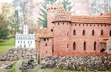 Park Miniatur w Świeciu. Krzyżacki zamek obok ratusza w Chełmnie