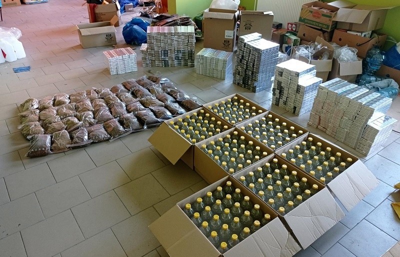 W Stalowej Woli na bazarze strażnicy graniczni odkryli pokaźną kontrabandę. Było tam 175 litrów spirytusu i nie tylko (ZDJĘCIA)