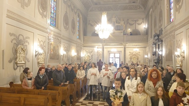 Wiele osób modliło się w Wielki Czwartek w parafii Rzymskokatolickiej Świętej Trójcy w Belsku Dużym