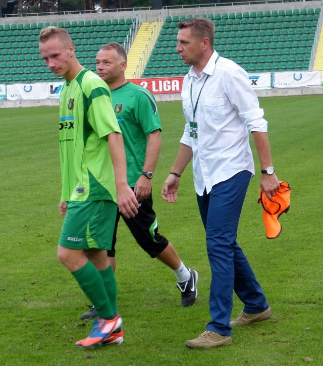 Trener Stali Stalowa Wola, Jaromir Wieprzęć (z prawej, obok drugi trener Andrzej Kasiak, z lewej Michał Bogacz) cieszy się, że ma odpowiedni komfort pracy.