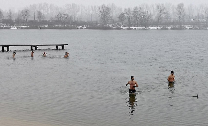 Kraków. Morsowanie na Bagrach. Początek zimy nad zalewem [ZDJĘCIA] 