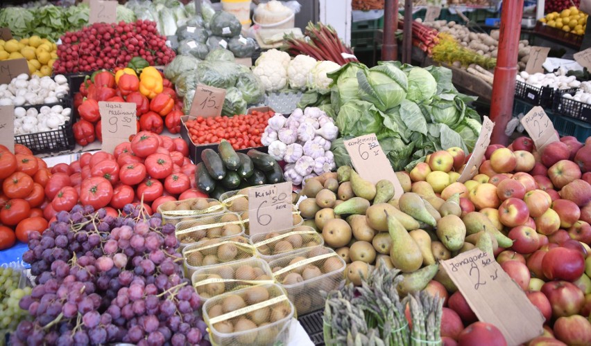 Ceny warzyw i owoców na targowisku Korej w Radomiu w czwartek 12 maja. Zdjęcia