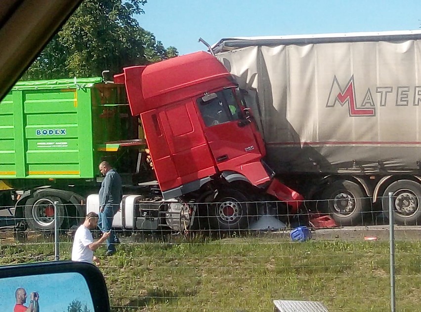 Choroszcz. Wypadek na drodze S8 w kierunku Białegostoku. Zderzenie dwóch samochodów ciężarowych [ZDJĘCIA]