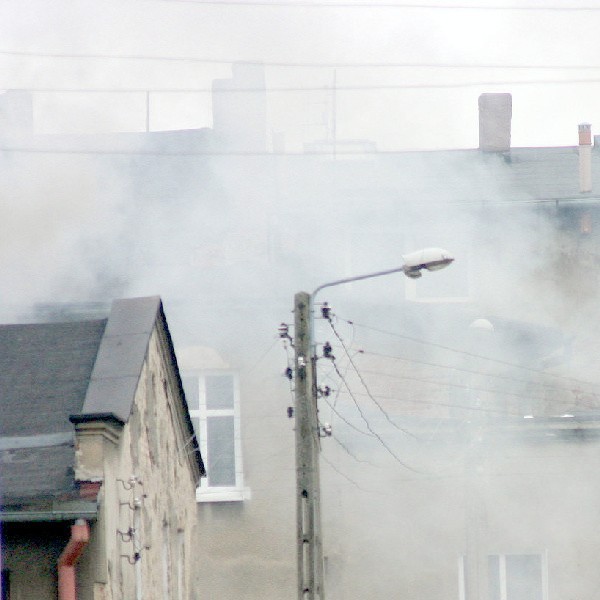 Kłęby dymu z kominów to częsty widok na wąbrzeskich ulicach