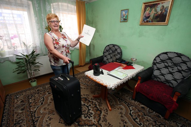 Pani Anna pokazuje pismo i walizkę, którą już spakowała, szykując się do zajęcia w ratuszu gabinetu prezydenta - w proteście przeciwko temu, jak miasto załatwia dla niej mieszkanie.