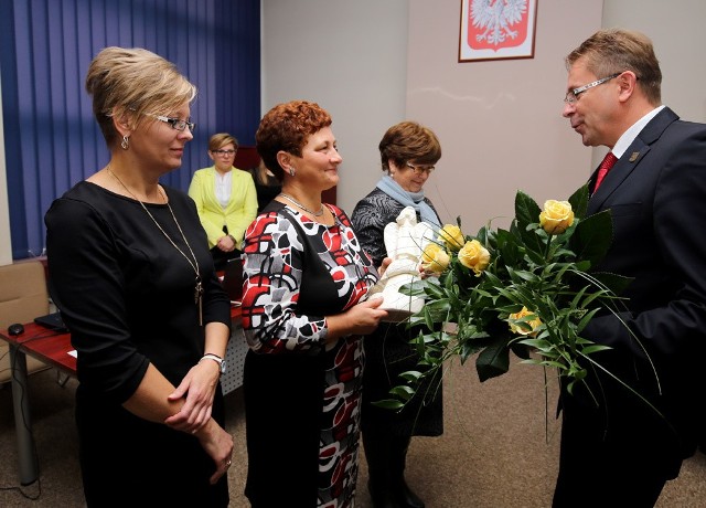 Nagrodzeni „Krajeńskimi Aniołami”  z wręczającymi je samorządowcami - Stanisława Simińska, Elżbieta Powałowska, Teresa Szczepanik z Kamienia 