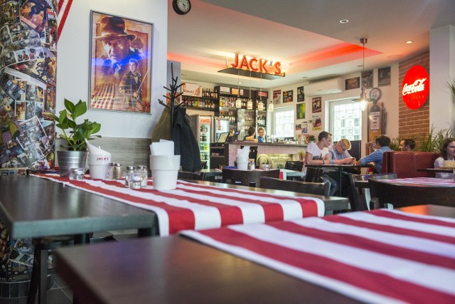 Restauracja Jack's zmieniła lokalizację. Teraz znajduje się przy ulicy Struga 18.