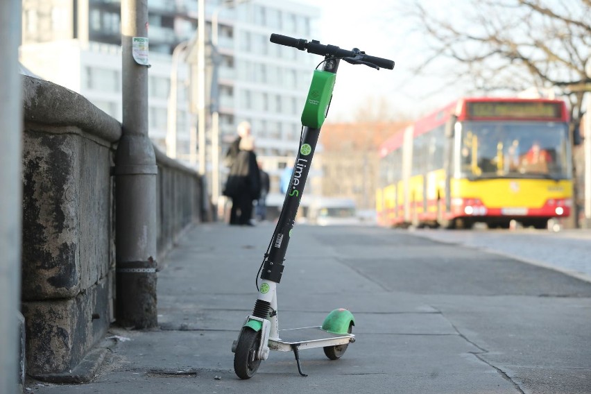 Hulajnogi elektryczne można na przykład wypożyczyć we...