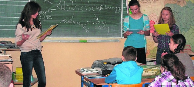 Szkolny klub Amnesty International w Cieszkowach już działa. Pierwsze "wolnościowe" warsztaty dla pierwszoklasistów - na lekcji wiedzy o społeczeństwie - poprowadziły uczennice klasy trzeciej.