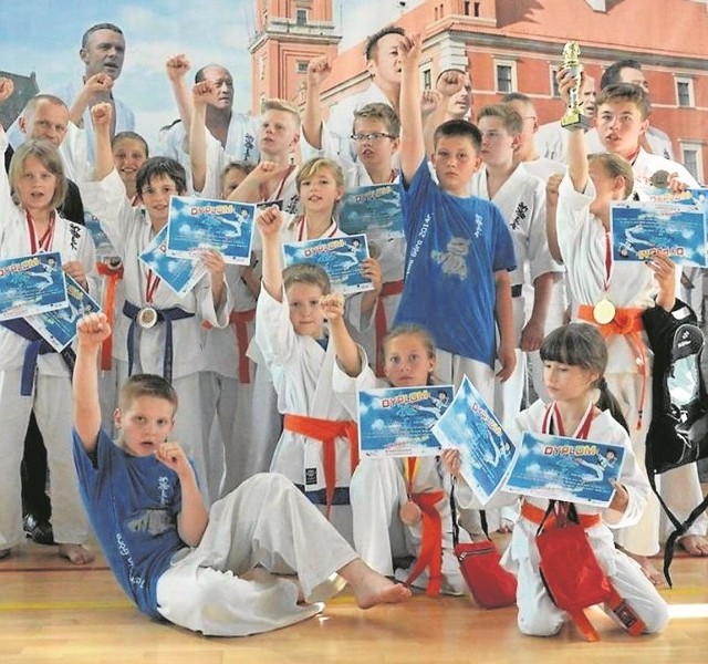  Zawodnicy Klubu Karate Morawica w bardzo dobrym stylu zakończyli sezon startowy. Z Warszawy wrócili z medalami. 