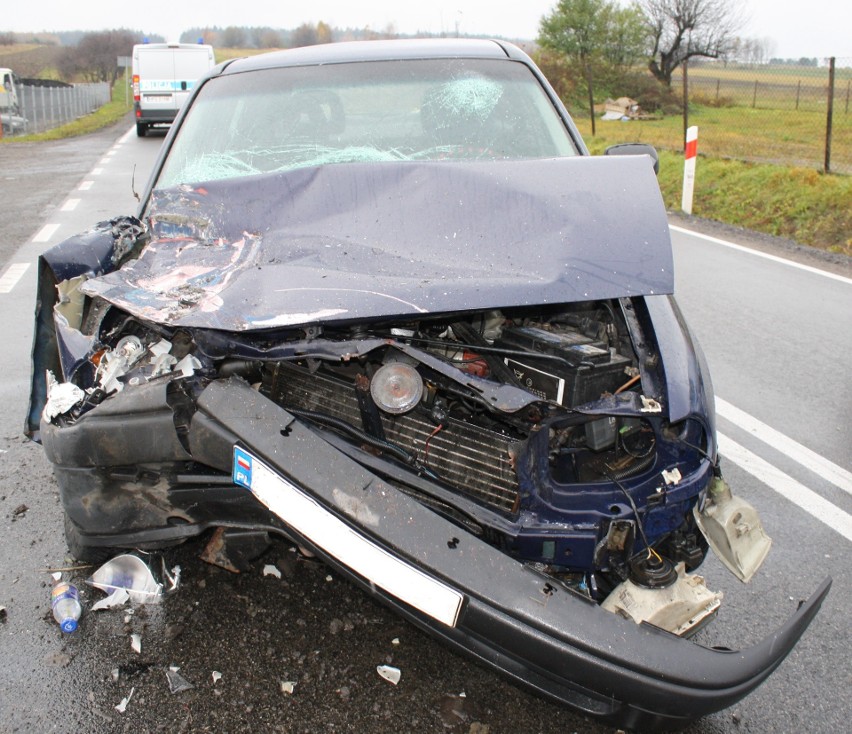 Żurada. Opel najechał na przyczepę ciągnika. Jedna osoba w szpitalu