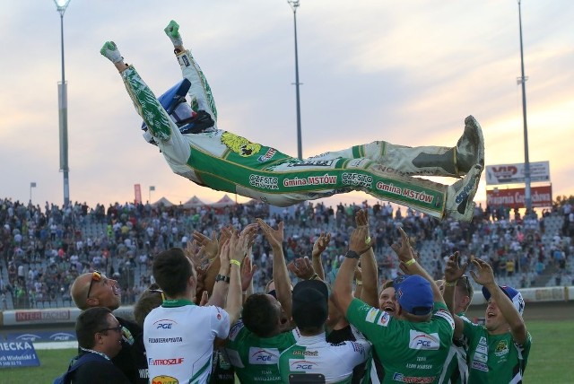 Zdjęcia z ubiegłorocznego meczu obydwu drużyn, który decydował o awansie do play-off Zobacz kolejne zdjęcia/plansze. Przesuwaj zdjęcia w prawo - naciśnij strzałkę lub przycisk NASTĘPNE