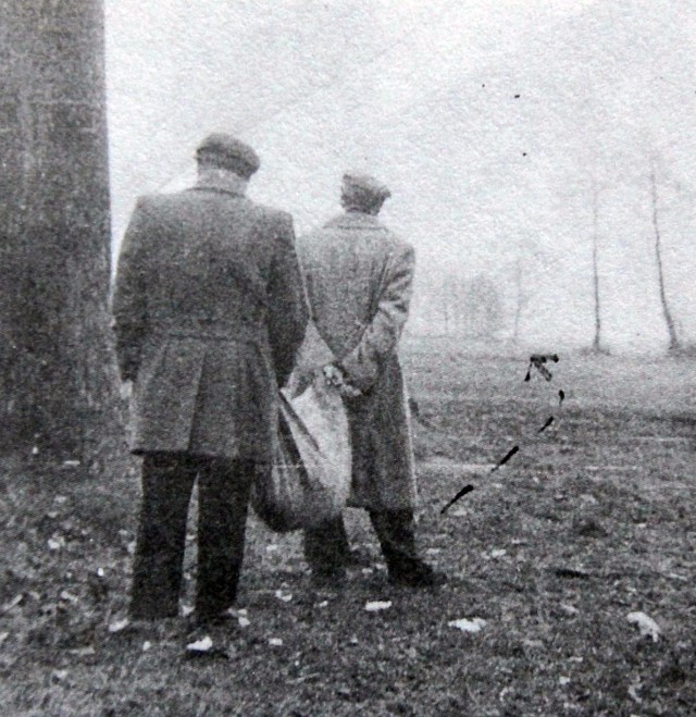 Wizja lokalna: Nastarowicz z pozorantem pokazują, jak przenosili zwłoki z ogrodu do lasu