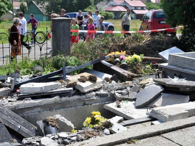 Spychacz zniszczył 60 nagrobków na cmentarzu w Targowiskach.