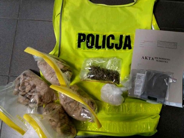 4,5 kg narkotyków zabezpieczyła policja na os. Wyzwolenia w Piotrkowie. Znaleziono duże ilości metamfetaminy, marihuany i klefedronu (4-CMC). Zatrzymano trzy młode osoby. Wobec 21-letniego mężczyzny sąd zastosował już areszt na najbliższe 3 miesiące.