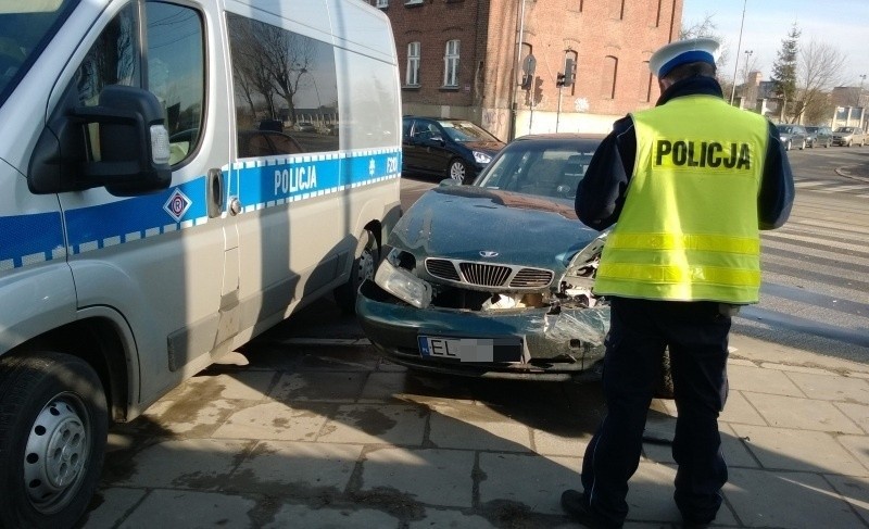 Zderzenie na Kilińskiego. Kierowca bmw wjechał przy czerwonym świetle