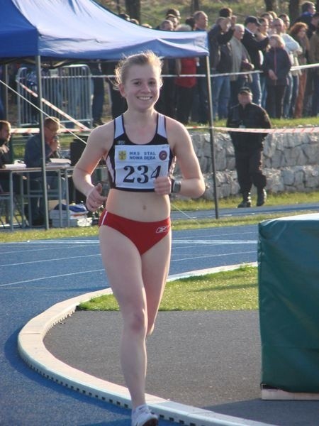 Katarzyna Wojciechowska w pięknym stylu i z uśmiechem na ustach ustanowiła nowy rekord Podkarpacia w biegu na dystansie 10000 metrów.  