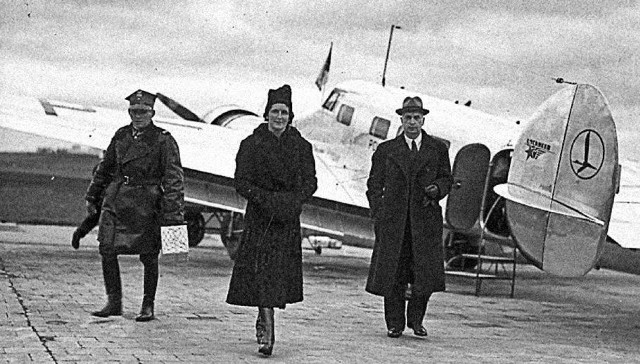 Jadwiga Sosnkowska (w środku), żona gen. Kazimierza Sosnkowskiego, ewakuowana przez Mikicińskiego do Akwizgranu. Zdjęcie przedwojenne