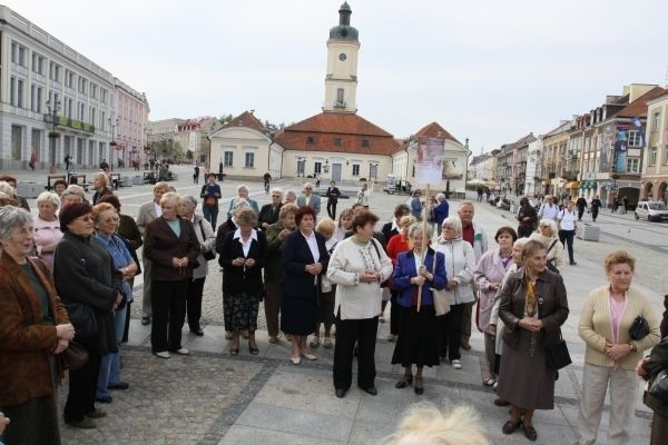 O godz. 15 ludzie zaczęli odmawiać Koronkę.