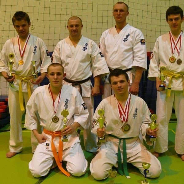 Na zdjęciu medaliści Mistrzostw Makroregionu Południowego w karate kyokushin: bracia Kamil i Hubert Chara, Kacper Mazur oraz Paweł Kos, medalista zawodów organizowanych przez Kielecki Klub Karate Kyokushin. W środku Janusz Furmanek i Włodzimierz Majka.