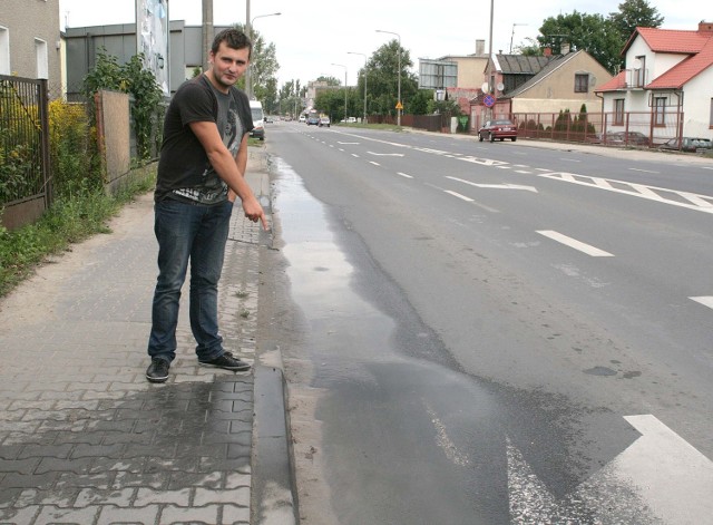 - Woda leje się już od kilku miesięcy. Chociaż interweniowaliśmy w tej sprawie nie usunięto jeszcze usterki - pokazuje Jakub Moryto.