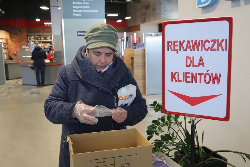 Każdy z klientów ma obowiązek założenia jednorazowych...